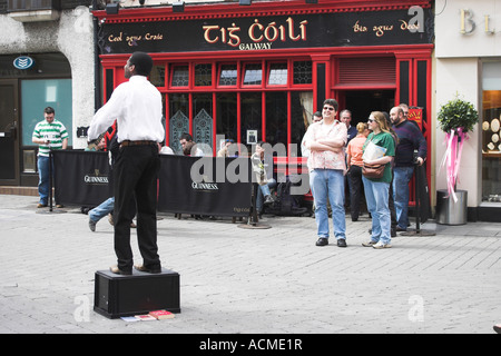 Zuhörer zu einem Straße Prediger in Galway Irland Stockfoto