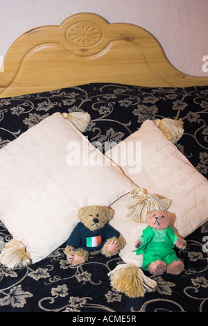 Beni und Blarni zwei Teddybären, die Betten im Drumcorroy House versuchen Stockfoto