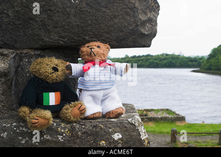 Zwei Teddybären Beni und Blarni in Donegal-Kloster und Friedhof Donegal Co Donegal Ireland Stockfoto