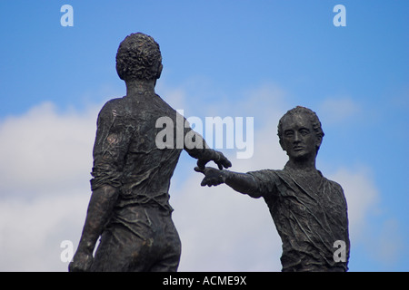 Hände über die Kluft Statuen befindet sich auf einem Kreisverkehr westlich von Craigavon Brücke Derry Co Londonderry Northern Ireland Stockfoto