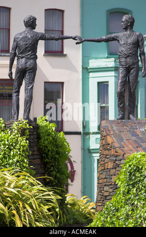 Hände über die Kluft Statuen befindet sich auf einem Kreisverkehr westlich von Craigavon Brücke Derry Co Londonderry Northern Ireland Stockfoto