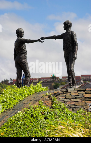 Hände über die Kluft Statuen befindet sich auf einem Kreisverkehr westlich von Craigavon Brücke Derry Co Londonderry Northern Ireland Stockfoto