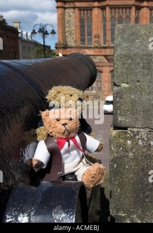 Blarni und Beni zwei Teddybären auf eine Kanone auf der Stadtmauer in Nordirland Derry Co Londonderry Stockfoto