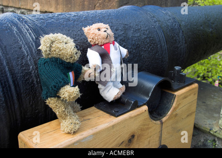 Blarni und Beni zwei Teddybären auf eine Kanone auf der Stadtmauer in Nordirland Derry Co Londonderry Stockfoto