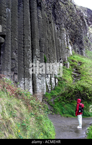 Ein Tourist schaut die Orgelpfeifen, Riesen Causway. Giant es Causeway, Co. Antrim, Nordirland. Stockfoto