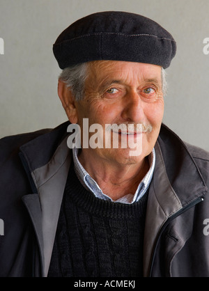 Porträt eines alten lächelnden Mann trägt eine schwarze Kappe Stockfoto