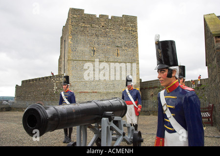 Anfang des 19. Jahrhunderts Kanonen und Artillerie Männer befindet sich auf der großen Batterie Carrickfergus Castle Stockfoto