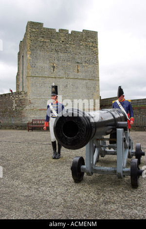 Anfang des 19. Jahrhunderts Kanonen und Artillerie Männer befindet sich auf der großen Batterie Carrickfergus Castle Stockfoto