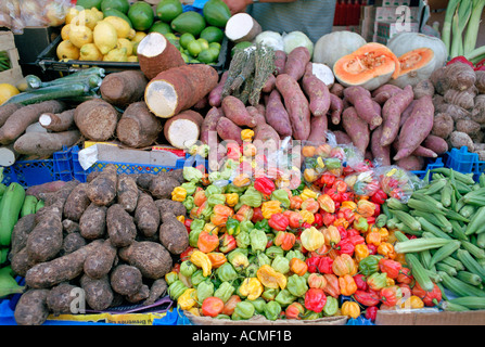 Brixton Markt Elektro Lane South London hat eine breite Palette von karibischen ethnische und ungewöhnliche Obst und Gemüse. Stockfoto