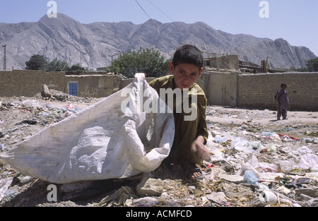 Afghanischer Flüchtling sammeln Müll für die Portokasse in Stadt Quetta Balochistan Pakistan Stockfoto