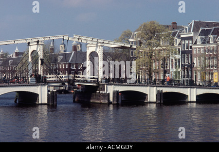Magere Bruge (Skinny Bridge): eine traditionelle zweiflügeligen holländischen Zugbrücke überquert die Amstel, Amsterdam, Holland Stockfoto