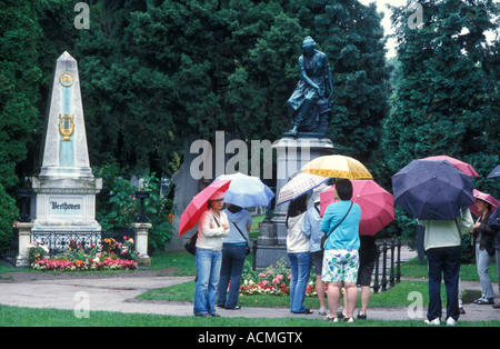 Touristen an den berühmten Gräbern des Friedhofs der Zentralfriedhof in Wien Stockfoto