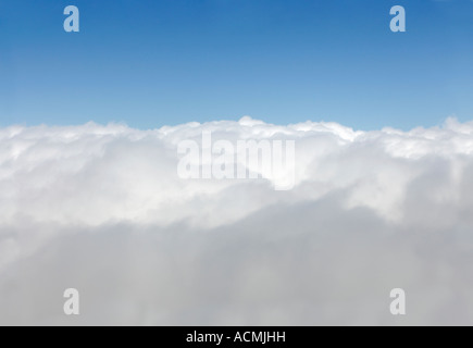 Weiße Wolken über blaue Himmel Luftaufnahme Hintergrund Stockfoto