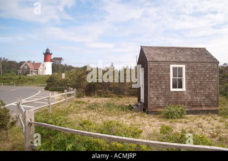 kleine Hütte als Anschlusspunkt für Franzosen Transatlantikkabel und Nauset Strand Licht, Cape Cod, Massachusetts, USA Stockfoto