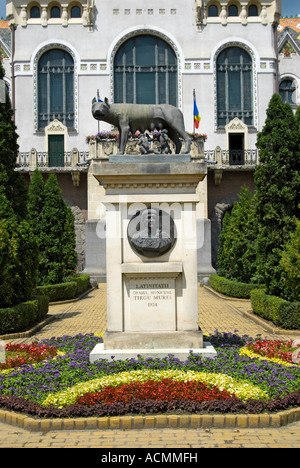 Targu Mures, Siebenbürgen, Rumänien. Statue von Romulus und Remus vor dem County Council-Gebäude (1906-1907) Stockfoto