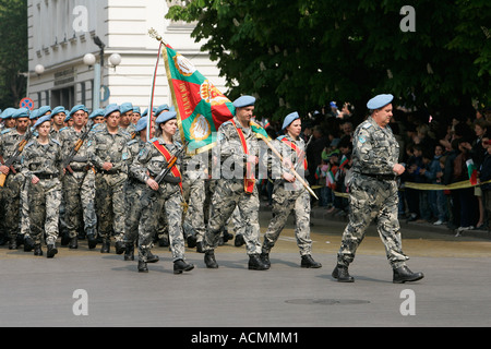 Gardisten Marsch in Militärparade-Spalte, die Officer Cadets marschieren Symbol Symbolismus symbolische einheitliche Waffen Pistole Gewehr Kappe Schritt für Schritt Stockfoto