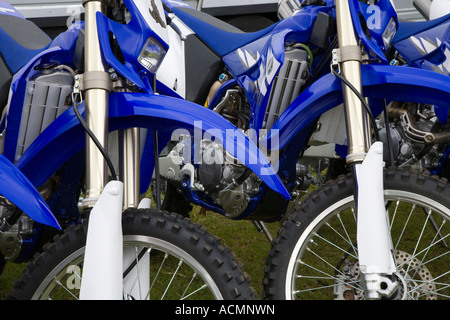 Der Fliegende Gunners Royal Artillery Display Team, Yamaha UK. WR 250 F Enduro Bikes 3 YZ250F Moto-cross in Banchory zeigen Aberdeenshire Schottland Großbritannien Stockfoto