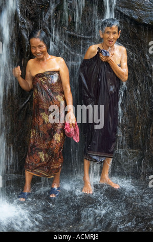 Kambodschanische Frau waschen Stockfoto