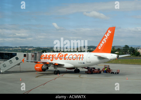 EasyJet-Flugzeuge mit Gepäck geladen wird Stockfoto