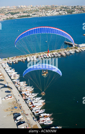 Zwei angetriebene Gleitschirme fliegen über Motorboote vor Anker in der Buyukcekmece Luft südwestlich von Istanbul Türkei Stockfoto