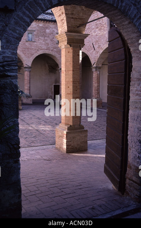 Hof an Basilica di Sant Ubaldo Gubbio Umbrien Italien Stockfoto