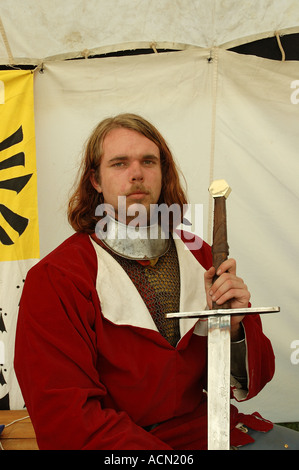 Mittelalter Ritter Ritter knappe posiert mit Waffe der Wahl DSC Stockfoto