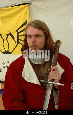 Mittelalter Ritter Ritter knappe posiert mit Waffe der Wahl DSC-1136 Stockfoto