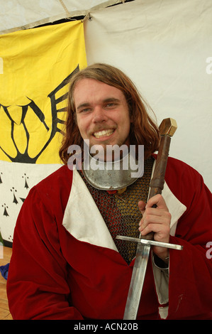 Mittelalter Ritter Ritter knappe posiert mit Waffe der Wahl DSC 1137 Stockfoto