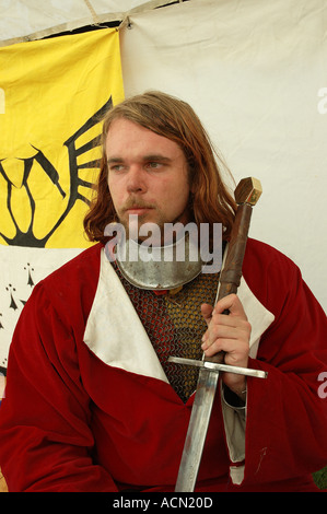 Mittelalter Ritter Ritter knappe posiert mit Waffe der Wahl DSC-1138 Stockfoto