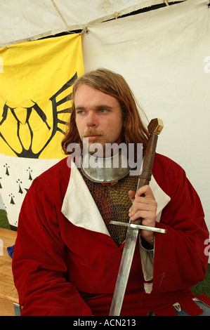 Mittelalter Ritter Ritter knappe posiert mit Waffe der Wahl DSC-1139 Stockfoto
