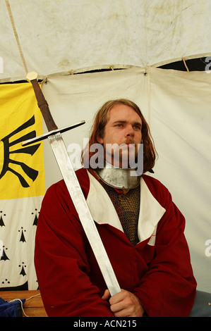 Mittelalter Ritter Ritter knappe posiert mit Waffe der Wahl DSC-1140 Stockfoto