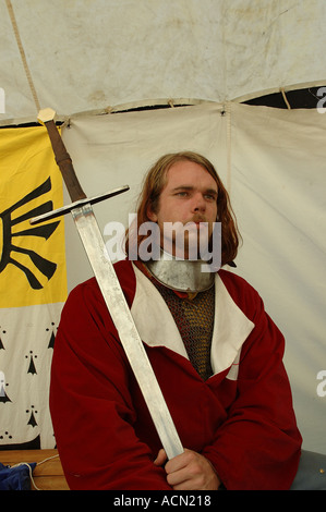 Mittelalter Ritter Ritter knappe posiert mit Waffe der Wahl DSC-1141 Stockfoto