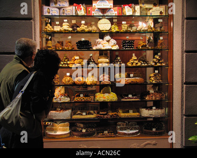 Paar auf der Suche im Fenster bei Desserts im Bäckerei-Fenster in Assisi Italien Stockfoto