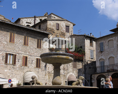 Paar posiert für Foto durch den Brunnen auf der Piazza del Comune Assisi Italien Stockfoto