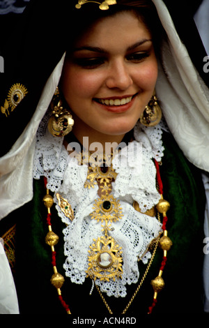 Aufwendige Trachten sind getragen von der lokalen Bevölkerung bei Cavalcata Sarda jährlichen Festival Parade in Sassari, Sardinien, Italien Stockfoto