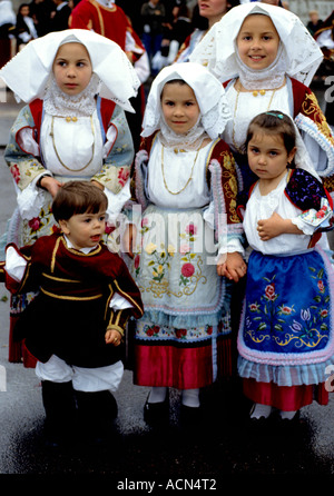 Aufwendige Trachten sind getragen von der lokalen Bevölkerung bei Cavalcata Sarda jährlichen Festival Parade in Sassari, Sardinien, Italien Stockfoto