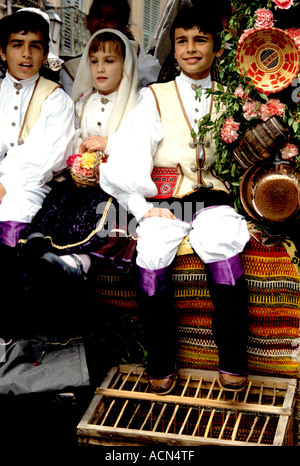 Aufwendige Trachten sind getragen von der lokalen Bevölkerung bei Cavalcata Sarda jährlichen Festival Parade in Sassari, Sardinien, Italien Stockfoto