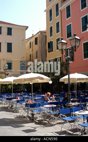 Die Straßen und Cafés von Alassio an der italienischen Riviera. Stockfoto