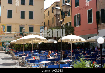 Die Straßen und Cafés von Alassio an der italienischen Riviera. Stockfoto