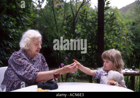 Tolle Oma und Kind Stockfoto