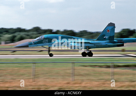 Russische Suchoi SU-27 Flanker Kampfjet abheben auf der Farnborough Airshow in England im Jahr 2000. Stockfoto