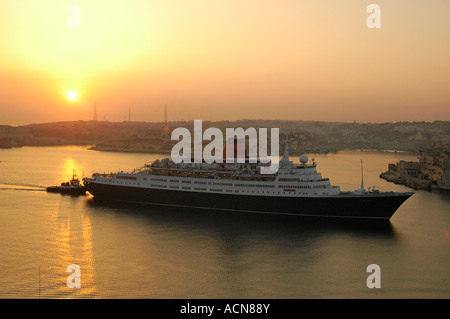 Der Passagierdampfer Caronia von der Linie Cunard, der in den Grand Harbour Valletta Malta einlief Stockfoto