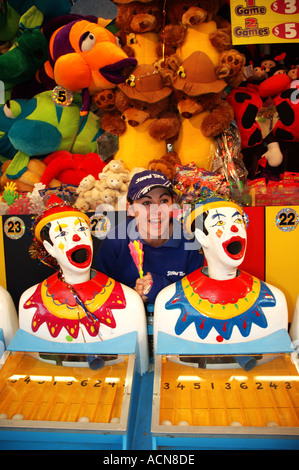 Lachender Clown Spiel Sideshow Gasse dsc 1966 Stockfoto