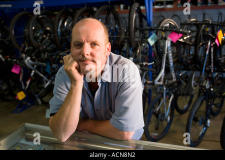 Porträt auf dem Fahrrad-Shop-Betreiber Stockfoto