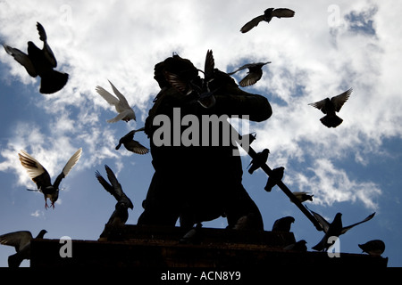Statue eines militärischer Held und Taube, Sevilla, Spanien Stockfoto