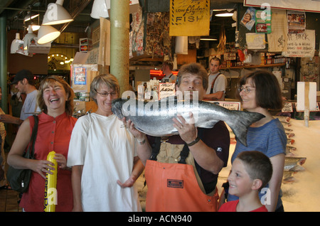 Touristen-Pose mit Lachs Pike Place Market Seattle WA Stockfoto