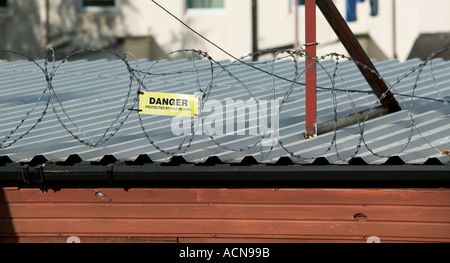 Stacheldraht-Sicherheit am Garagendach Newport Gwent South Wales UK Stockfoto