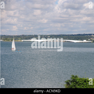 Embarcations genießen den See, mit der alten Brücke - Brasilia-Brasilien Stockfoto