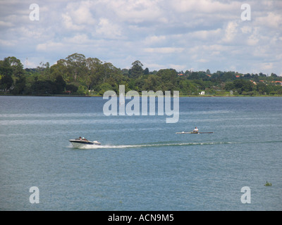 Embarcations genießen den See - Brasilia-Brasilien Stockfoto