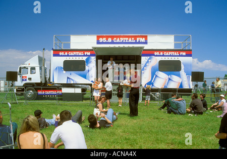 Capital FM London Radio Station Roadshow truck Rundfunk an der Vodafone Derby, Pferderennbahn Epsom, Surrey, England, Großbritannien 1995 Stockfoto